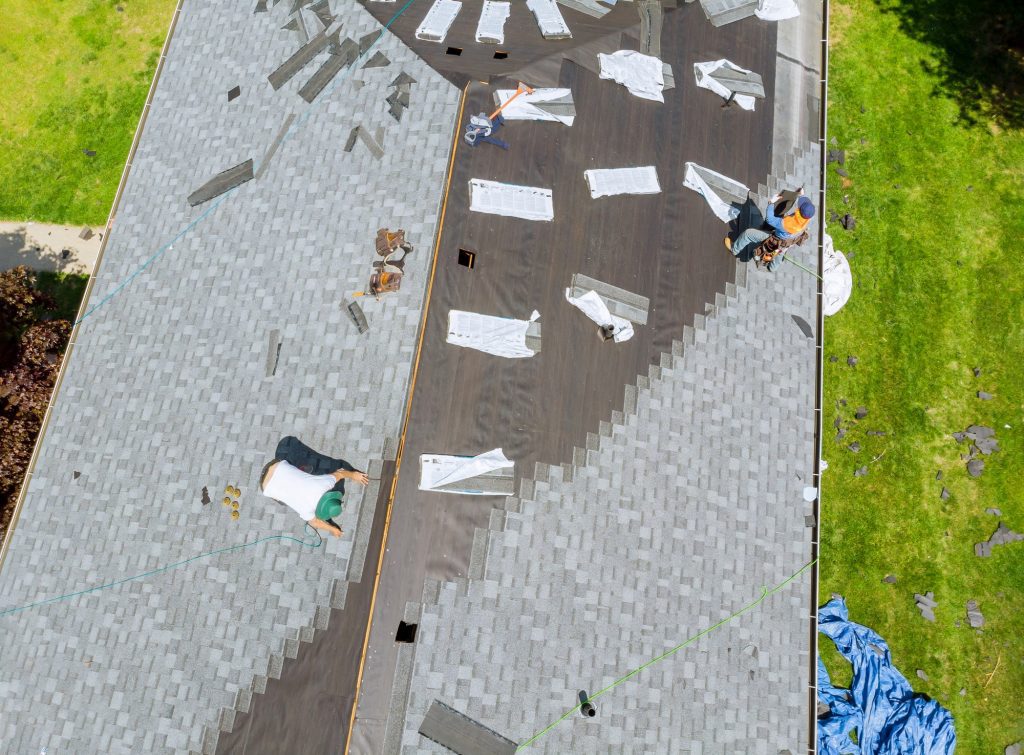 waco Roofer working on replacement asphalt shingle roof construction